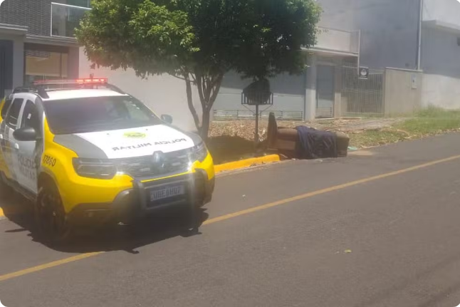 Polícia é acionada para descarte irregular em calçada e encontra corpo dentro de sofá abandonado, no PR.