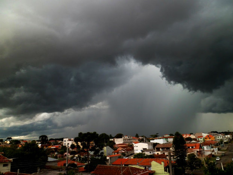 Temporais deixam estragos em cidades do Paraná.