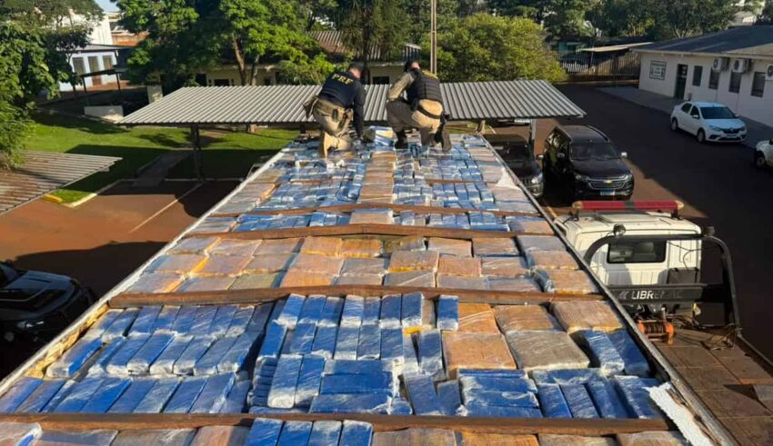 PRF e PM apreendem mais de 1,5 tonelada de maconha escondida em fundo falso de caminhão em Toledo.
