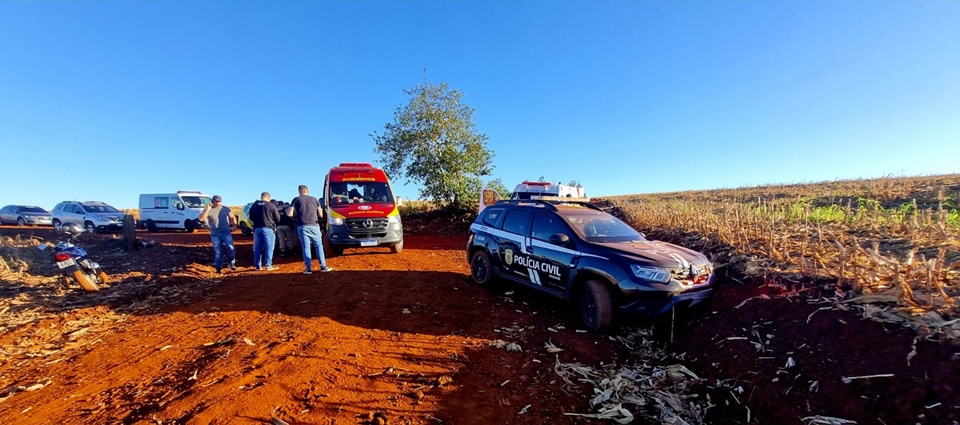 Delegada e investigador da Polícia Civil ficam feridos após acidente com viatura durante perseguição.