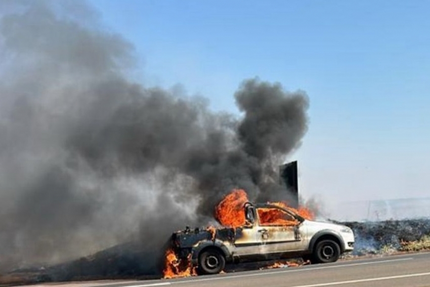 Picape Fiat Strada pega fogo e fica destruída na PR-317, entre Peabiru e Engenheiro Beltrão