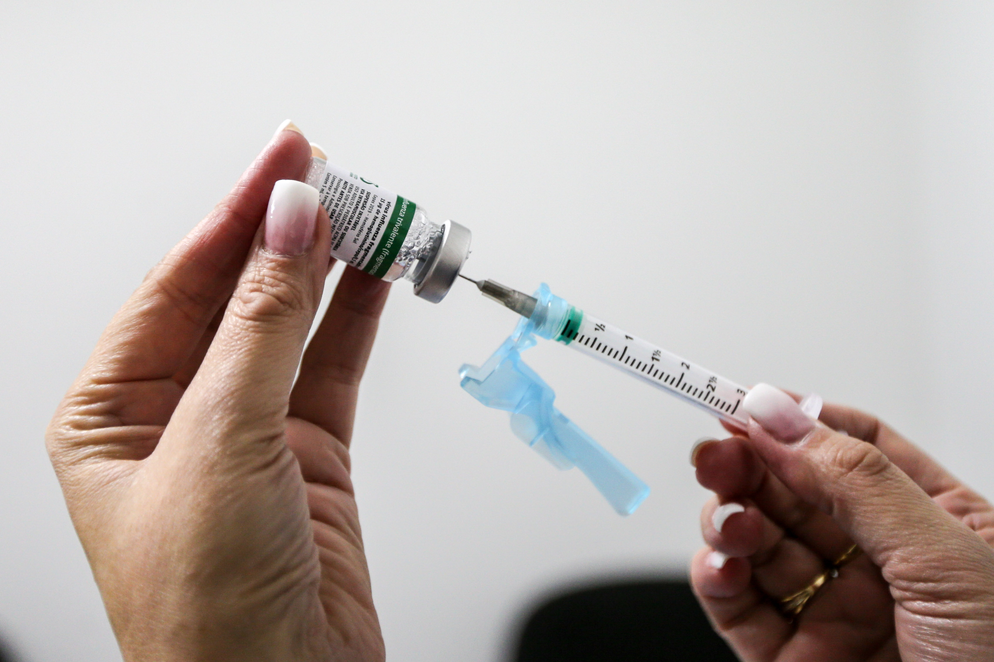 Campanha de vacinação contra a gripe começa nesta segunda para 4,5 milhões de pessoas.
