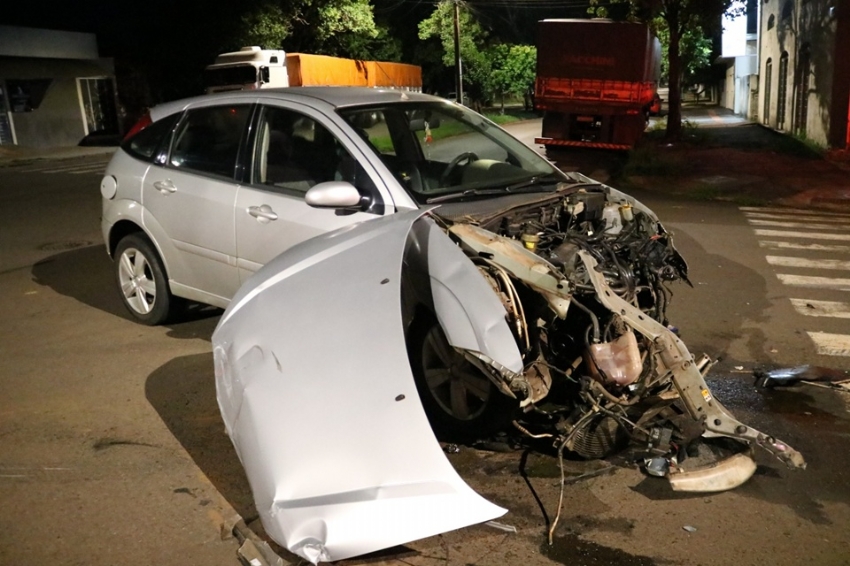 Colisão entre dois carros deixa homem em estado gravíssimo no centro de Campo Mourão.