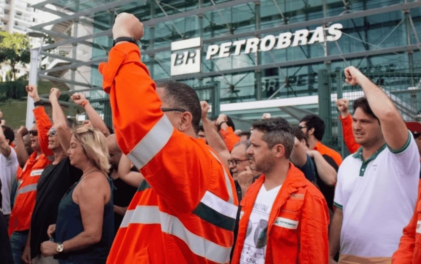 Petroleiros entram em greve por tempo indeterminado.