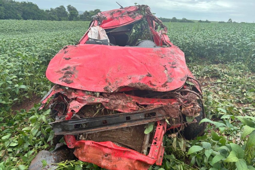 Jovem morre após grave acidente na PR-180; carro capota, derruba poste e é arremessado a 100 metros.