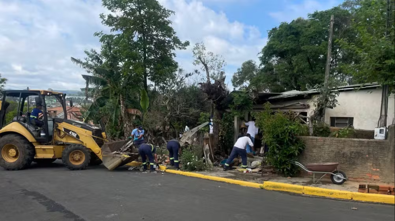 Presa acha e devolve R$ 8 mil no PR durante trabalho que usa mão de obra de detentos para serviços públicos.