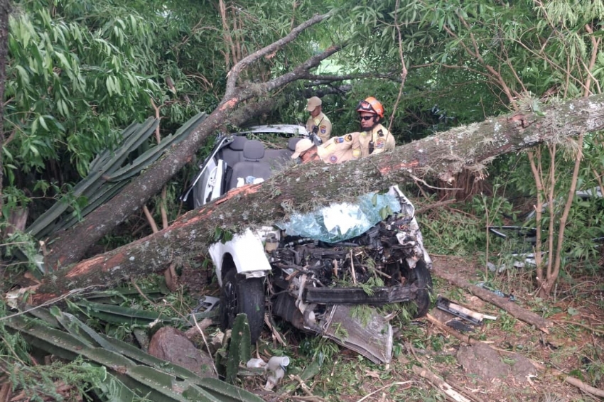 Após mais de 12 horas preso às ferragens, homem sobrevive a acidente em Apucarana
