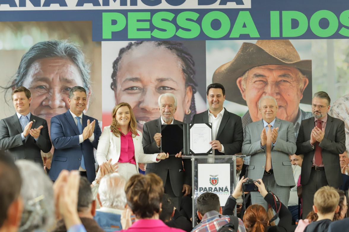 Ratinho Junior sanciona lei da gratuidade das passagens e anuncia programas aos idosos.