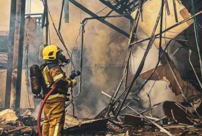 Avião cai em Gramado (RS) e atinge casa, loja de movéis e hotel