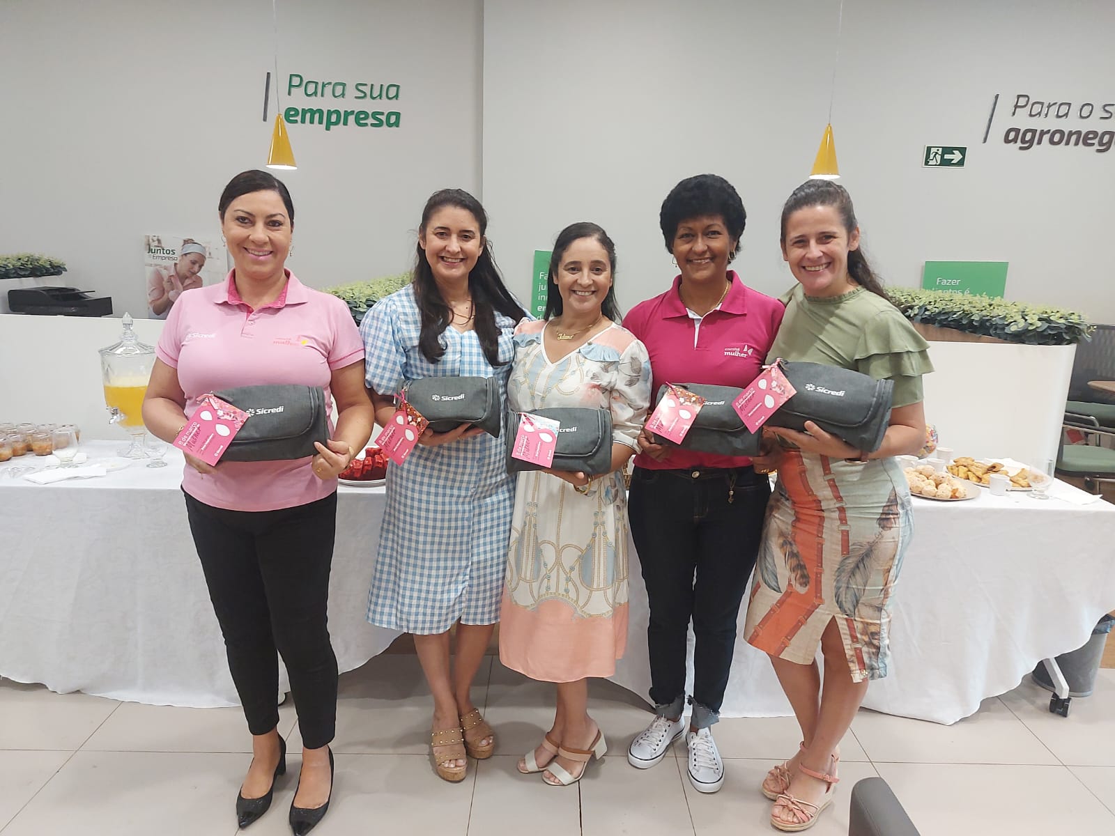 Comitê Mulher da Sicredi Vale do Piquiri Abcd PR/SP realiza diversas ações.