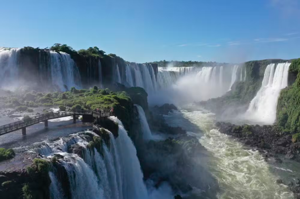 Vazão das Cataratas do Iguaçu poderia encher 97 piscinas olímpicas por minuto após chuvas no Paraná