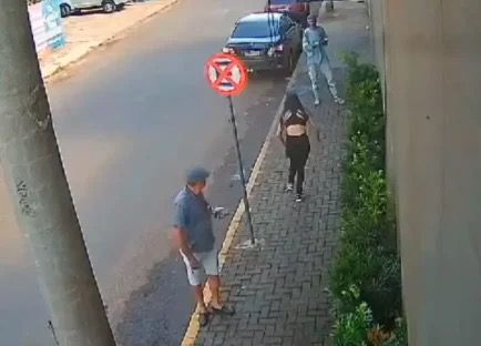 Mulher que teria atacado jovem com ácido é detida pela Polícia Militar.