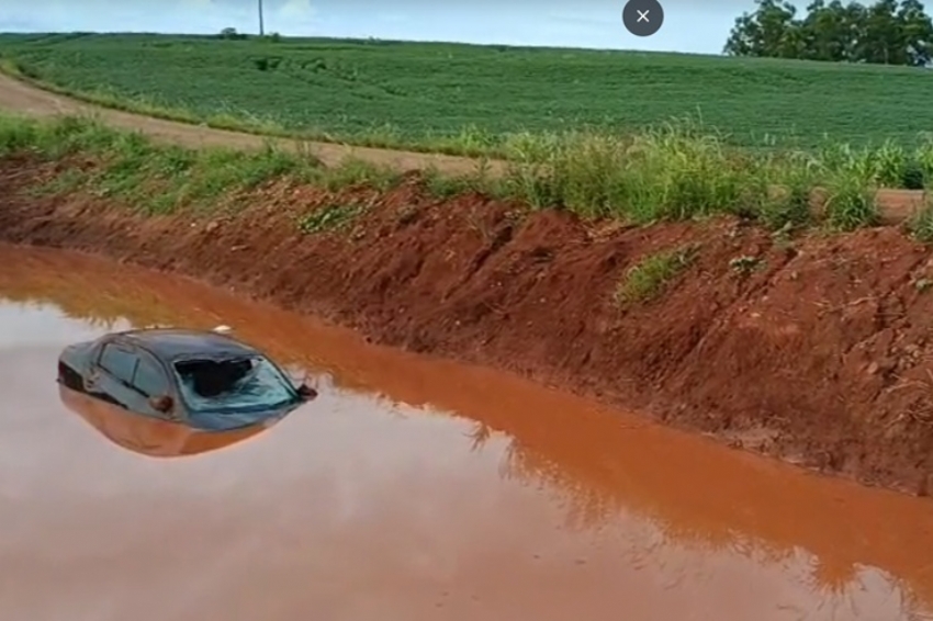 Veículo cai em caixa de contenção em estrada rural de Engenheiro Beltrão.