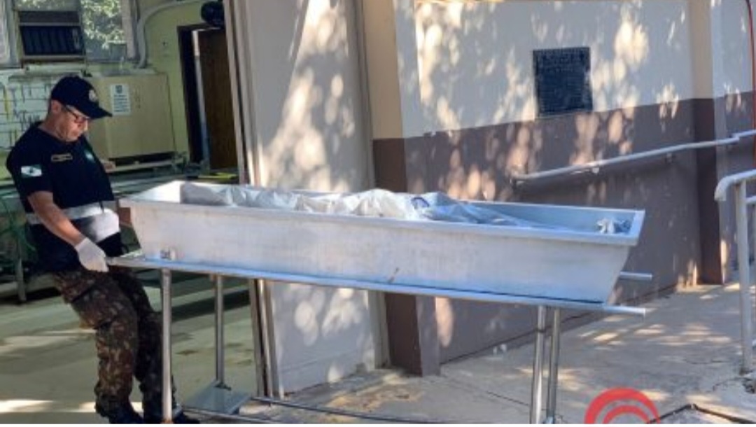 Homem morre após se engasgar enquanto comia carne.