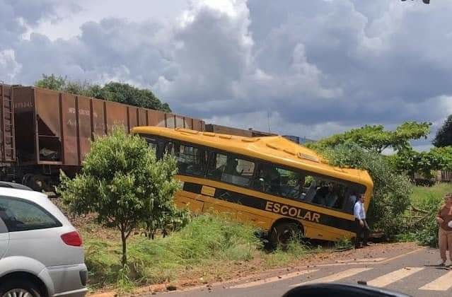 Acidente envolvendo ônibus escolar mata ao menos duas crianças.