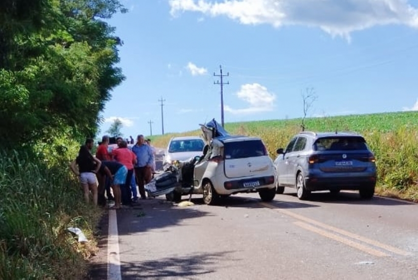 Idoso morre após colisão entre carro e trator na PR-239, em Campina da Lagoa