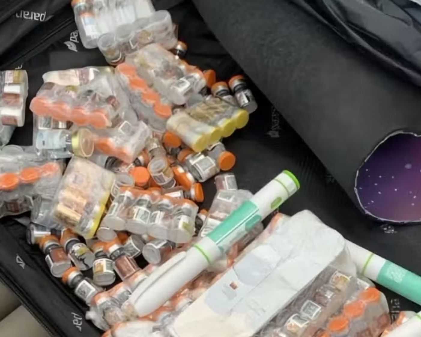 Homem é preso com 300 ampolas de produtos para emagrecimento em aeroporto no Paraná