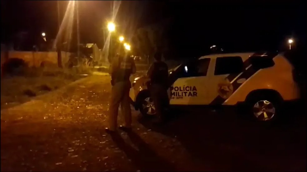 Homem é preso suspeito de matar ex-esposa a tiros e fazer família vizinha refém.