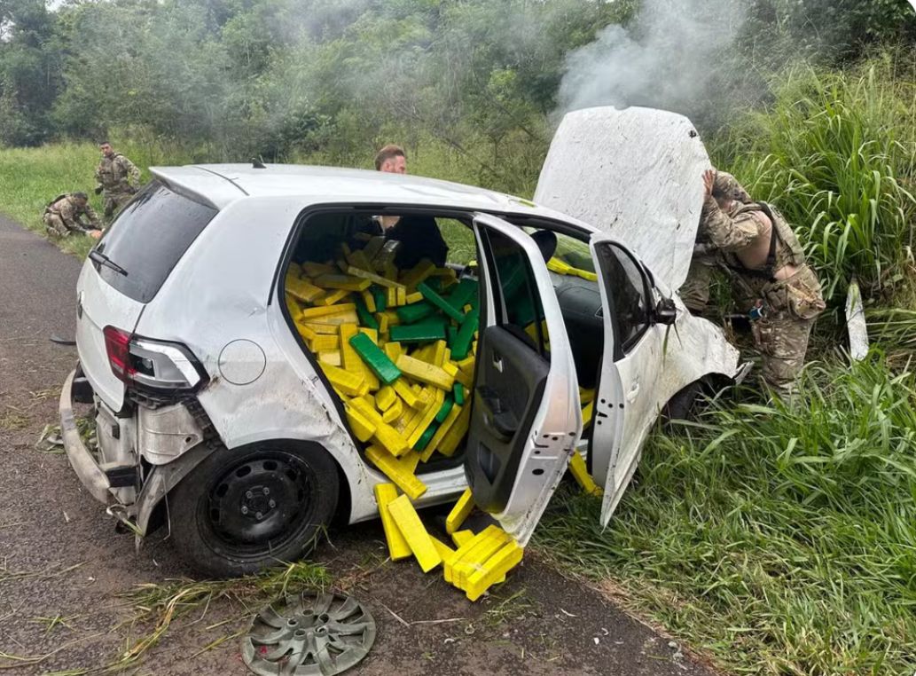 Adolescente que capotou carro carregado com maconha em fuga da polícia sai do hospital e vai para centro de socioeducação