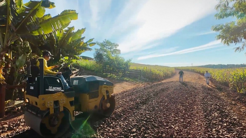 Estrada Velha de Ubiratã começa a receber pavimentação asfáltica com investimento de quase R$ 6,9 milhões.