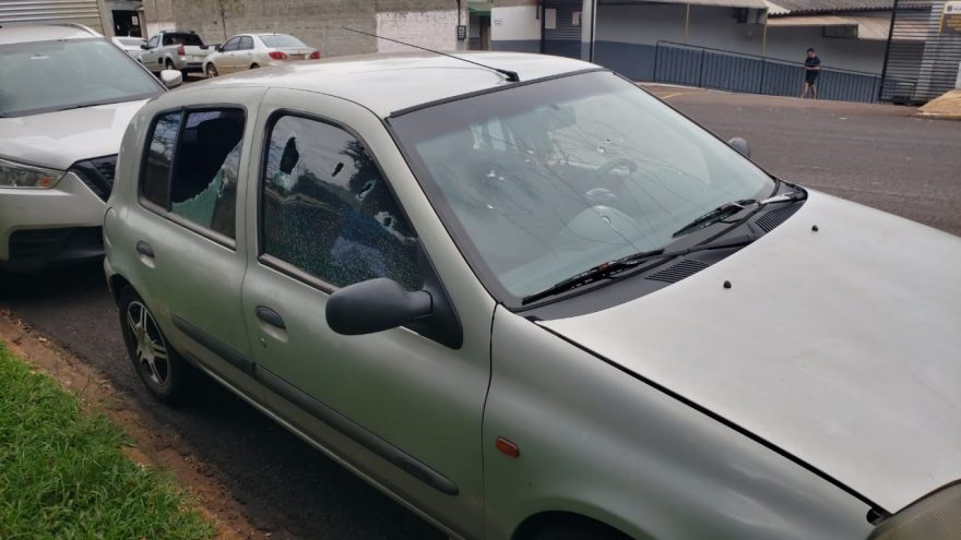 Ex-namorada destrói carro de homem.