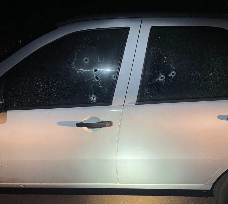 Delegado diz que policial morto a tiros dentro do próprio carro poderia estar esperando alguém: 'Estava com o freio de mão puxado'.