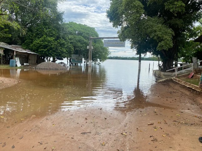 Moradores deixam casas após cheia do Rio Paraná em Querência do Norte.