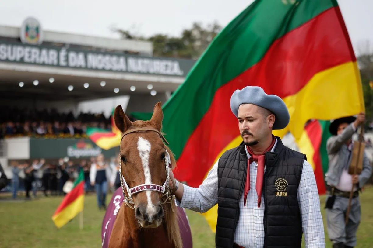 Cavalo Caramelo é aplaudido em desfile de campeões na Expointer