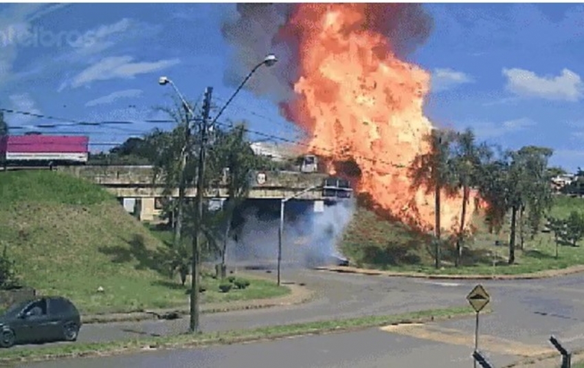 Homem em desespero pula de caminhão em chamas sobre viaduto