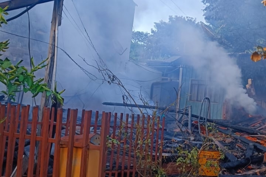 Casa fica completamente destruída após incêndio no Jardim Maravilha