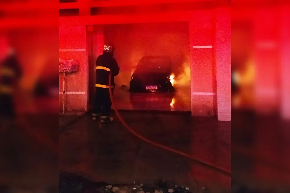 Mulher que teve garagem incendiada pelo ex diz que casa motivou crime