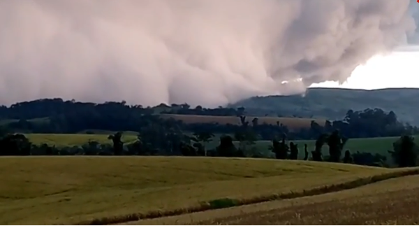 Agricultor flagra nuvem gigante em área rural de Pitanga.