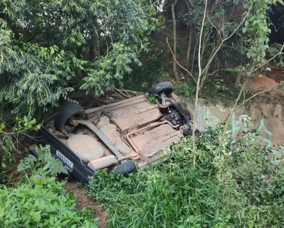 Mulher morre após carro em que estava despencar de viaduto, diz Corpo de Bombeiros; motorista fugiu.