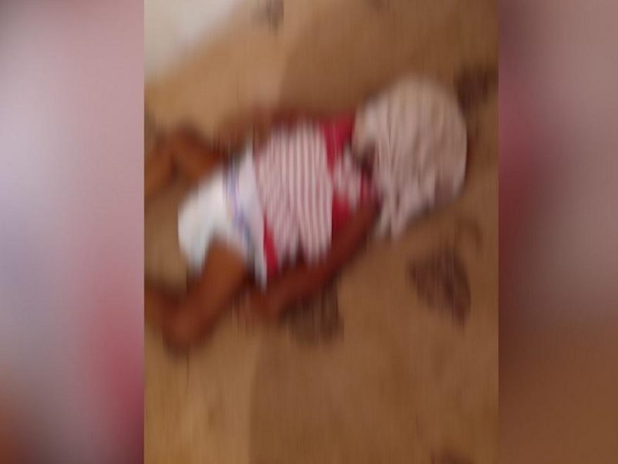Após briga de casal, bebê é abandonado em residência com camisa amarrada à cabeça.
