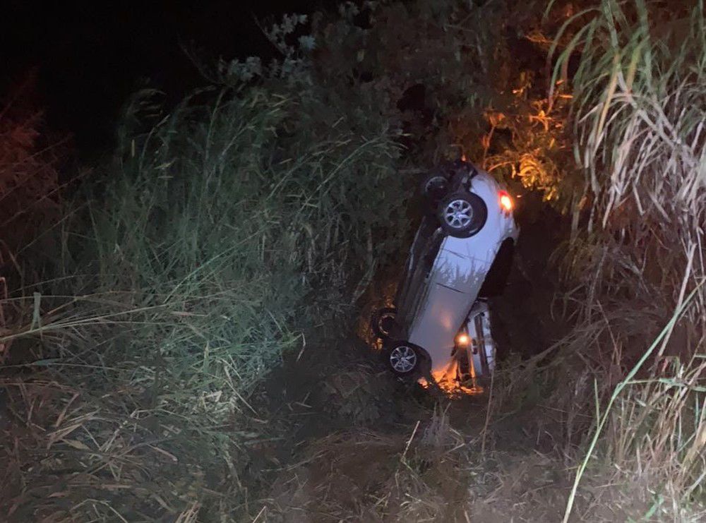 Criança de 3 anos e mãe sobrevivem após carro despencar em ribanceira, em Apucarana