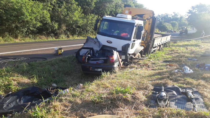 Quatro pessoas morrem em colisão frontal entre caminhão e Palio.