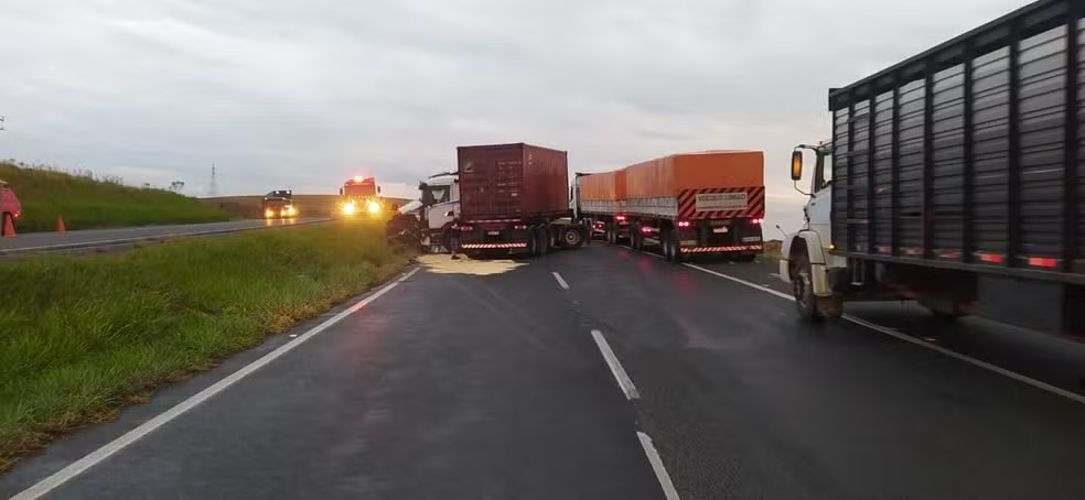 Motorista morre após ser atingido por caminhão, em Ponta Grossa
