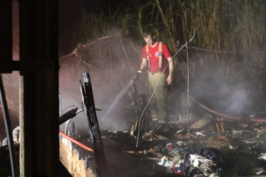 Incêndio em residência mata casal no interior de Araruna; filho consegue escapar.