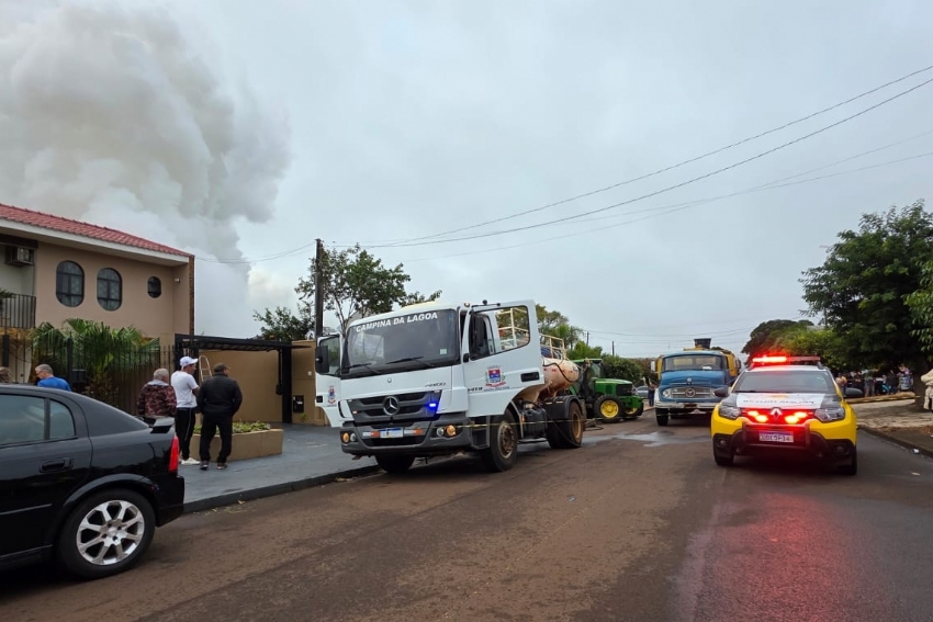 Casa de conselheira tutelar é destruída por incêndio no centro de Campina da Lagoa.