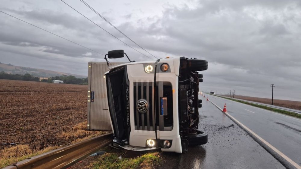 Vento forte provoca tombamento de caminhão.