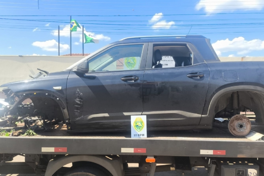 Veículo furtado é recuperado em área rural de Ubiratã.