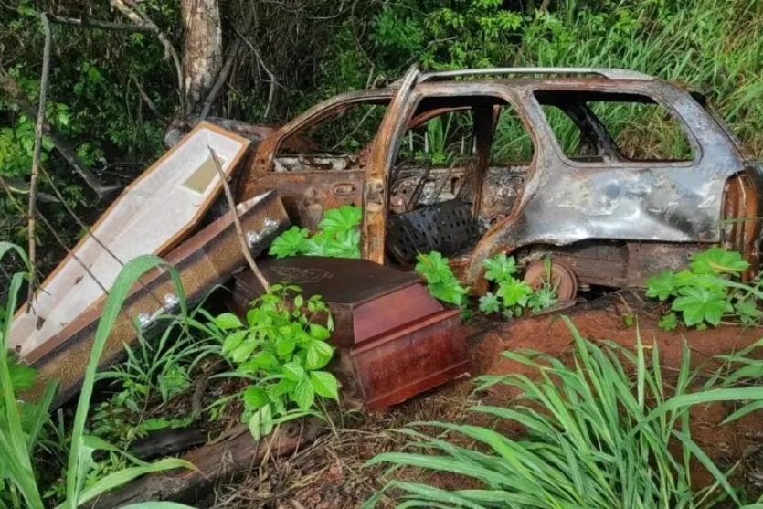 Caixões são encontrados ao lado de carro queimado na PR-170 e assustam moradores.