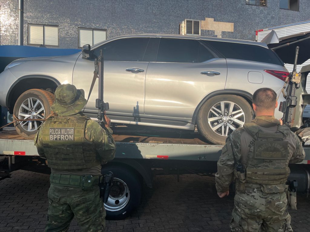 Perseguição impressionante de mais de 40 Km termina com Hilux e drogas apreendidas