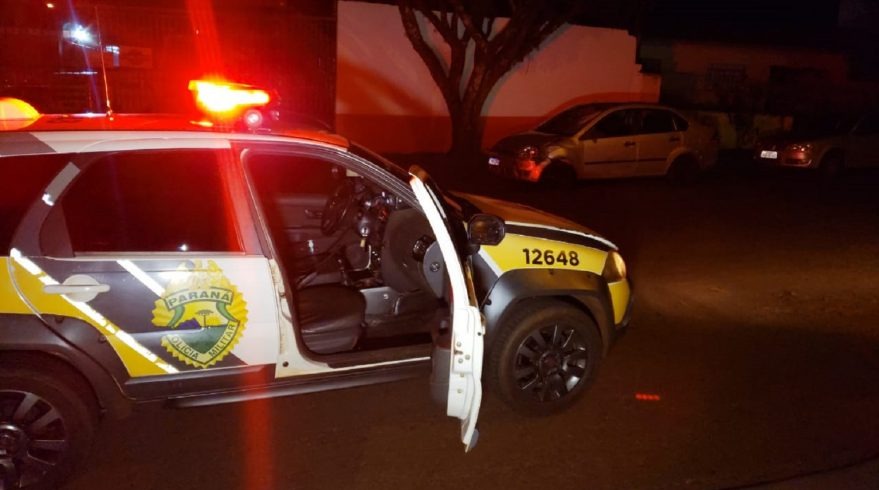Homem é morto com várias facadas após supostamente agredir mulher em residência.