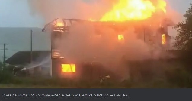 Mulher tem casa incendiada por ex-namorado, em Pato Branco; homem jogou gasolina nela e a ameaçou com faca, diz polícia.