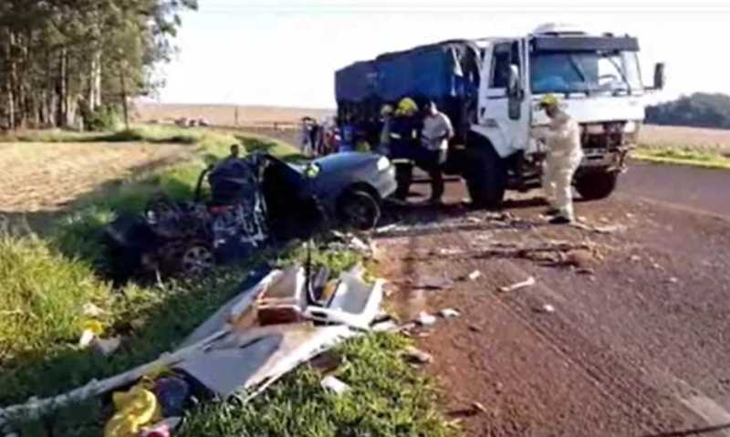 Motorista de 54 anos morre após batida frontal entre caminhão e carro, em Tupãssi.
