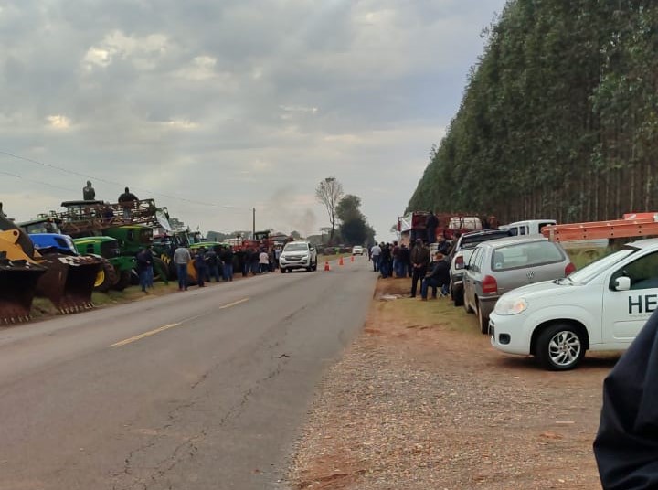População se manifesta contra invasão