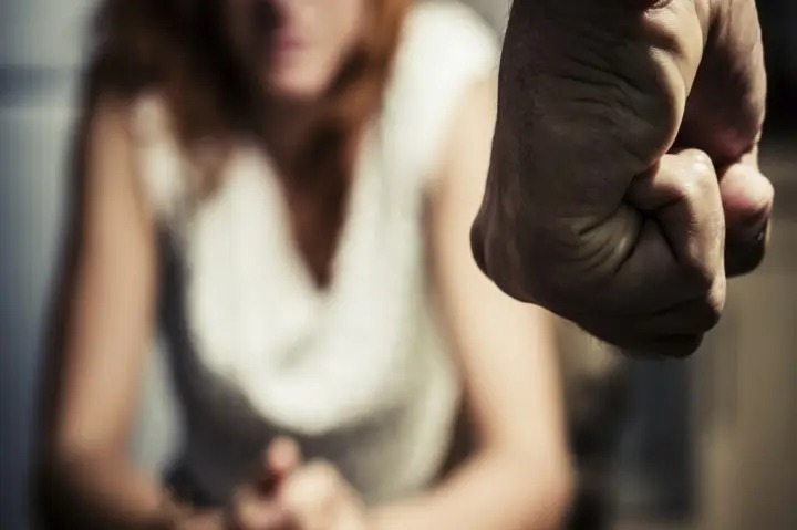 Mulher pede ajuda em via pública após ser agredida a socos pelo companheiro.