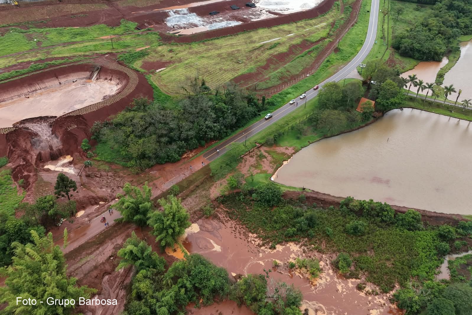 Contenção de águas cede e enxurrada atinge pesqueiro às margens da PR-364 em Campina da Lagoa.
