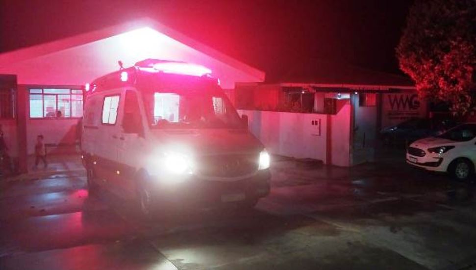 Mãe vai parar no hospital após ser agredida pelo filho.